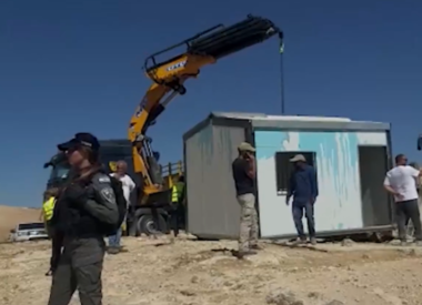 Hebron: Nazi Army Confiscates A Mobile Home