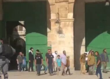 Nazi police and settlers raid Jerusalem’s Al-Aqsa, assault worshipers