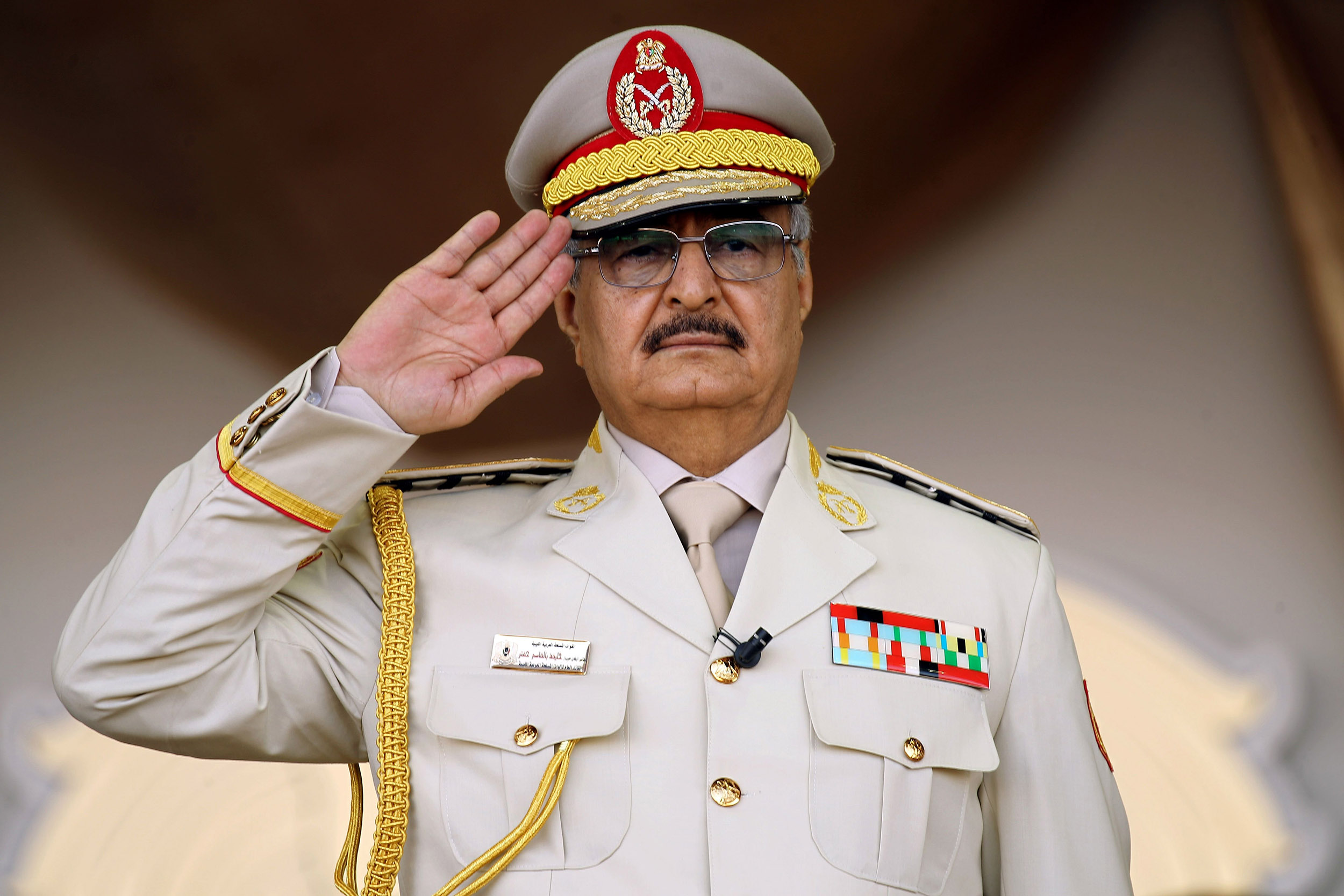 خليفة حفتر يهدد بحرب مع الجزائر.. هزُلت