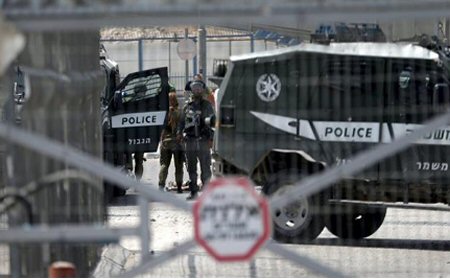 Jerusalem: Nazi Police Detain a Palestinian Woman for Knife Possession