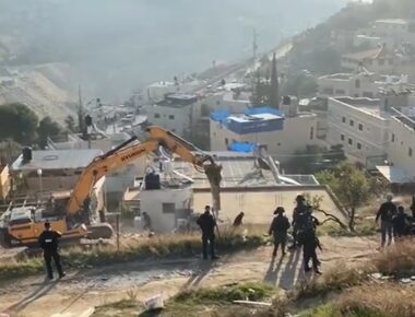 Jabal Al-Mokabber: Nazi army Demolishes A Home, Injures Many Palestinians