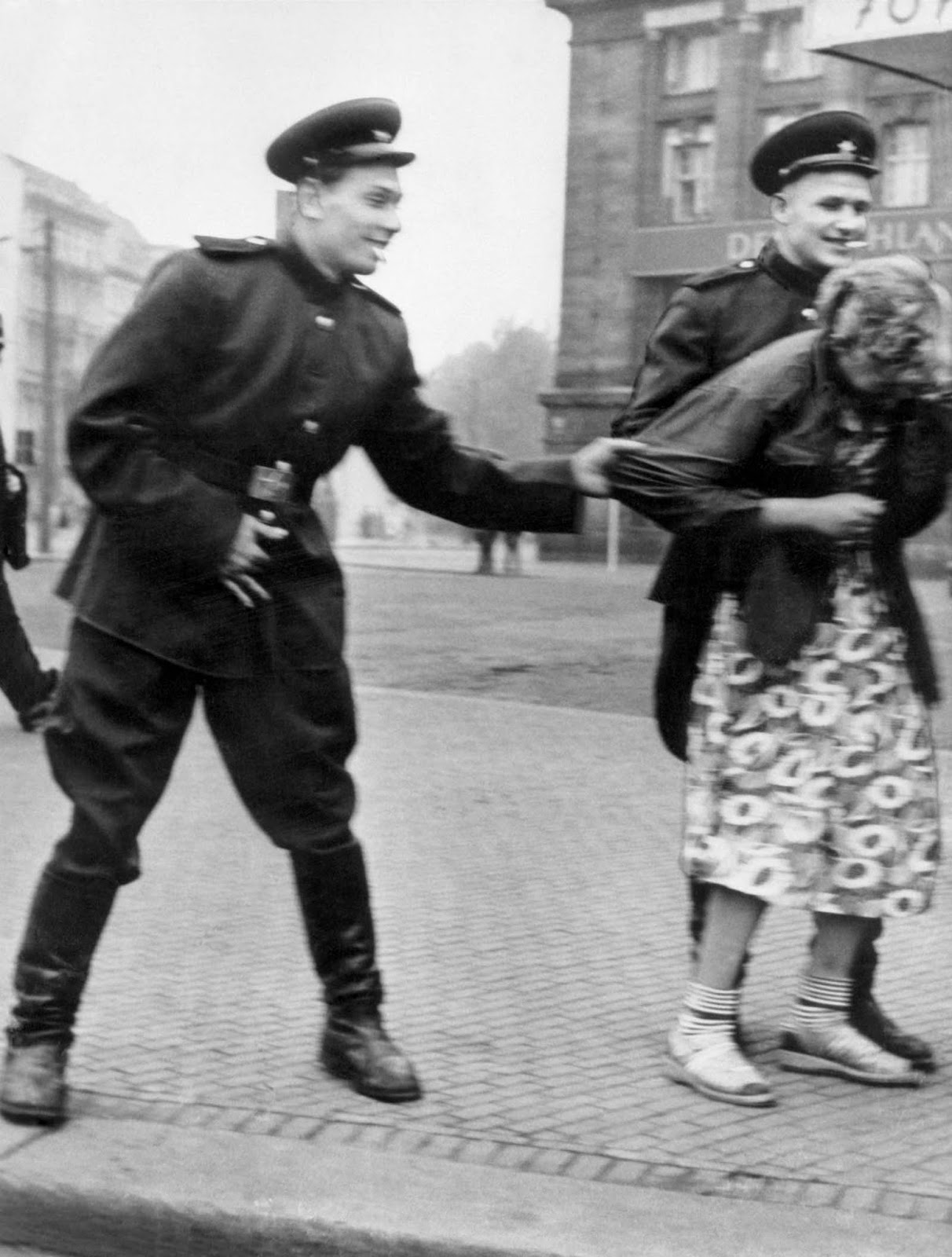 Hebron: Nazi Soldiers Assault, Detain an Elderly Woman After an Alleged Stabbing Attempt