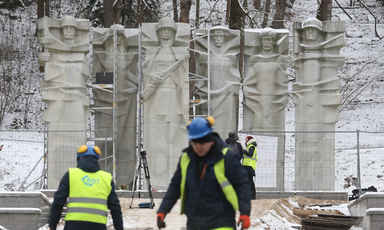 Condemn the demolition of monuments to the WW2 victory over Nazism!