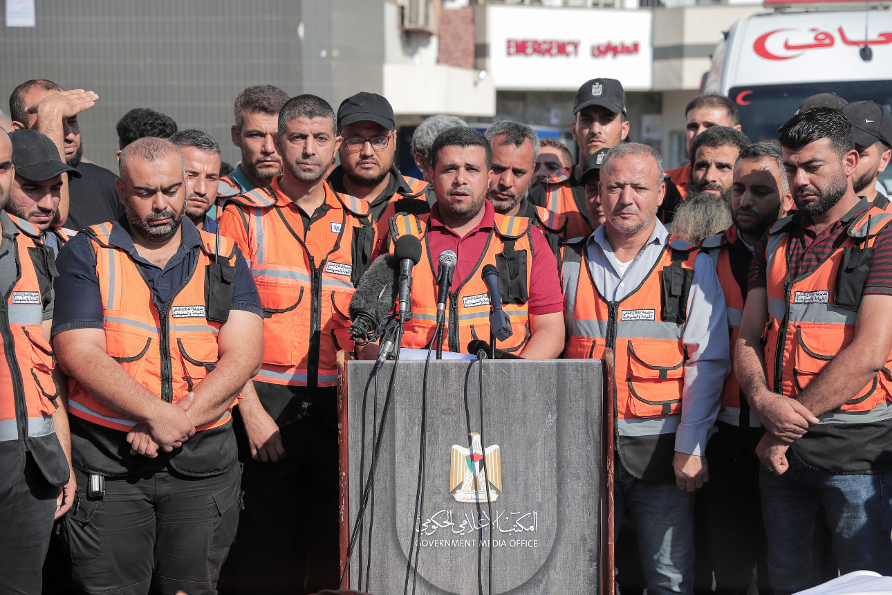 Gaza Civil Défense Workers Bury Their Colleagues, Carry on with Work