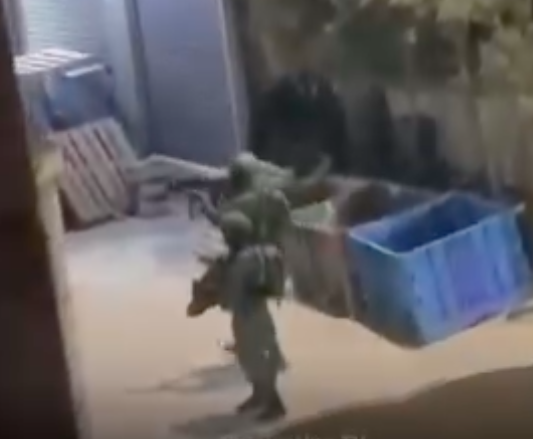 Nazi Forces Injure Four Palestinians in Nablus and Hebron, Seize Vehicles