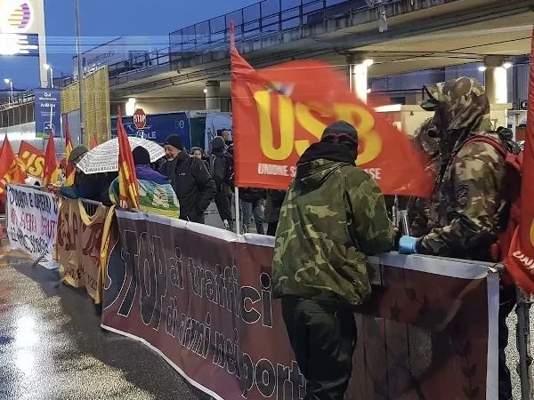 Model motion: Dockers, don’t work for war!