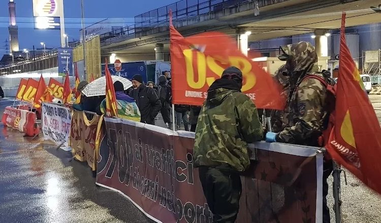 Model motion: Dockers, don’t work for war!